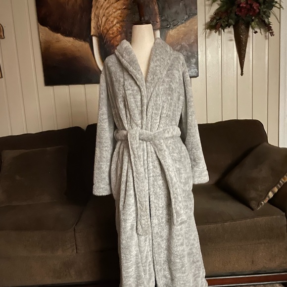 Ambrielle Grey Size Small Plush Bath Robe - Picture 14 of 14